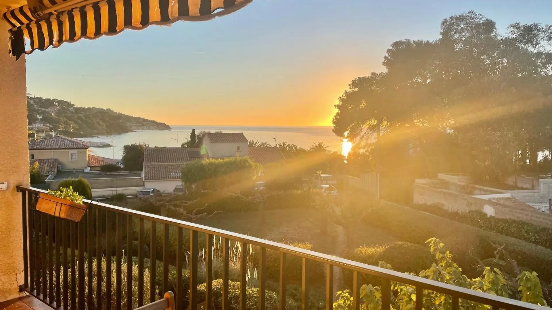 Appartement Cosy Vue Mer A 50 M De La Plage - Refait A Neuf Et Climatise Le Pradet 0*,