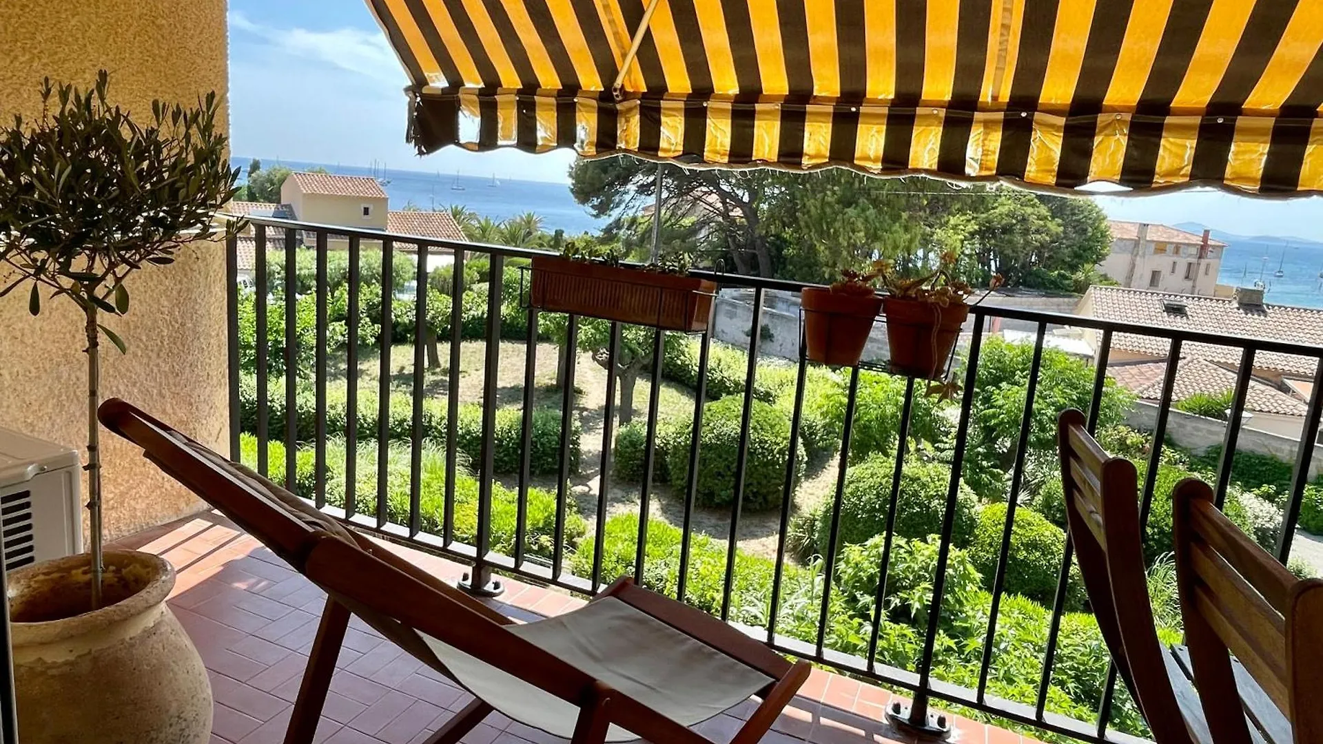 Appartement Cosy Vue Mer A 50 M De La Plage - Refait A Neuf Et Climatise Le Pradet 0*,  France